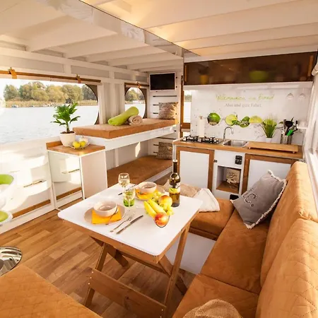 Lisa Boot 2 Botel Priepert